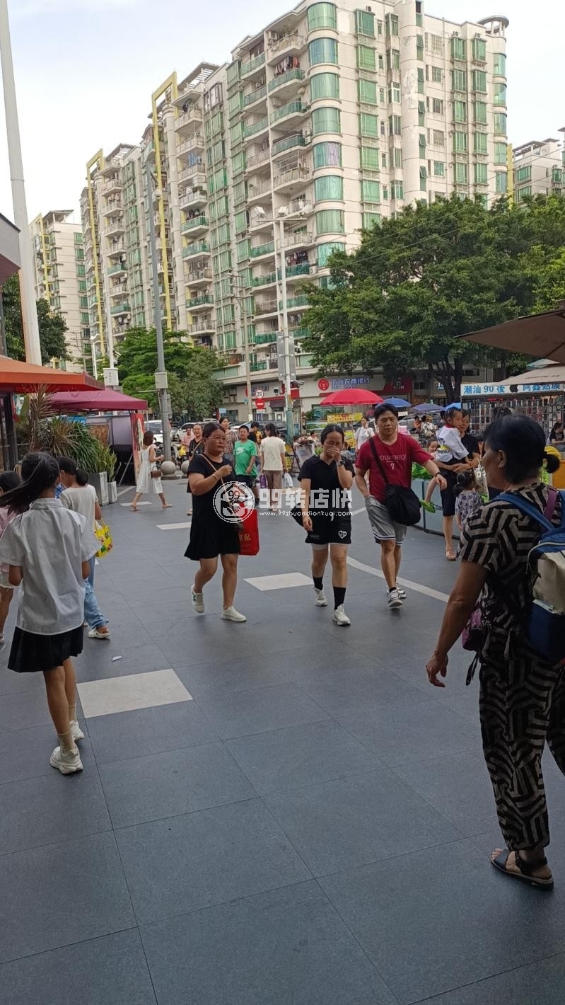 南海高流量廣場出入口小吃店轉(zhuǎn)讓（可以空轉(zhuǎn)無行業(yè)限制）